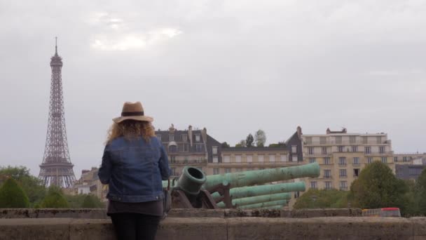 Женщина турист смотрит на Эйфелеву башню из Les Invalides в Париже, Франция — стоковое видео