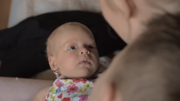 Két hónapos baba lány, anya és a bátyja — Stock videók