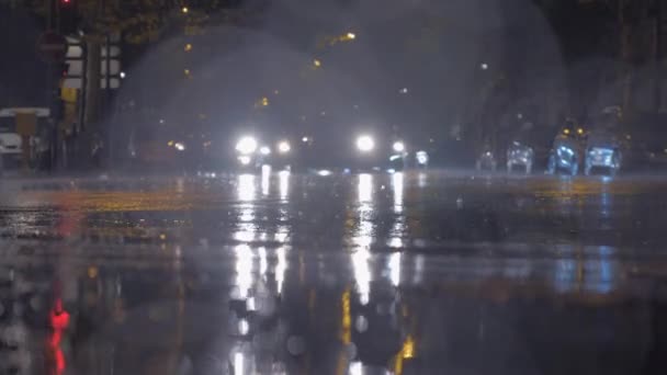 Autos mit hellen Scheinwerfern in der Stadt in der regnerischen Herbstnacht — Stockvideo