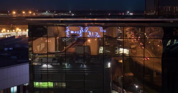 Тимелапс міста, що відображається в скляній будівлі, вид на ніч — стокове відео