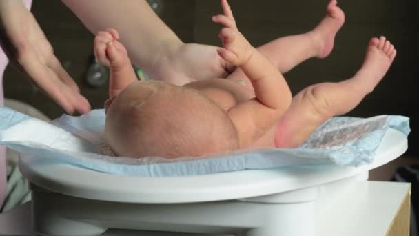 Mãe verificando o peso do bebê com balanças eletrônicas — Vídeo de Stock