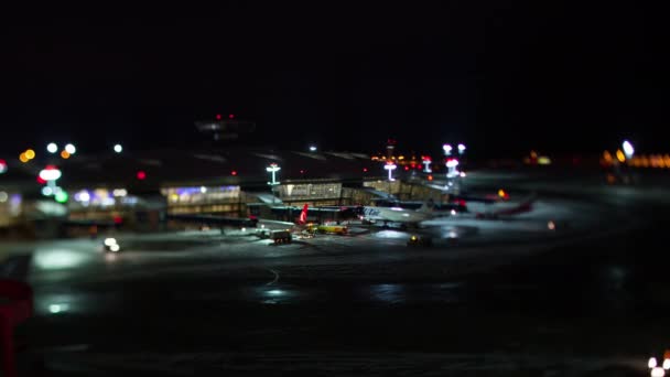 モスクワ ロシア連邦 2017 タイムラプス夜冬車両交通 搭乗し トルコ航空 Utair ヴヌーコヴォ国際空港での飛行機のショット — ストック動画