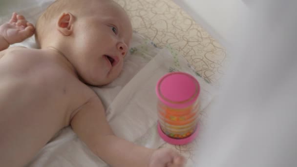 Två månader baby och skallra-box leksak — Stockvideo