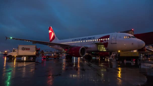 Timelapse de carga de equipaje en los aviones de Czech Airlines, Sheremetyevo Airport — Vídeo de stock