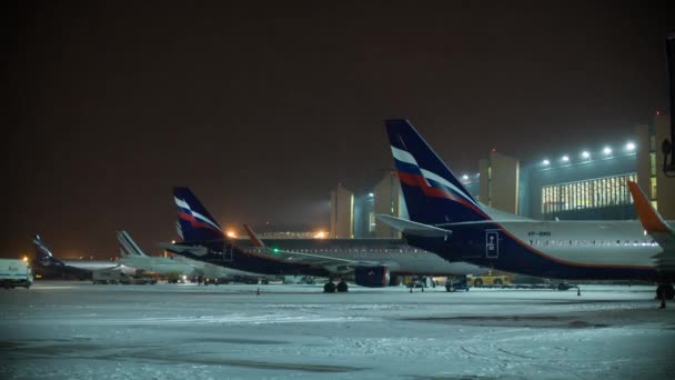 俄罗斯莫斯科谢列梅捷沃机场夜间航班服务 Timelapse — 图库视频影像