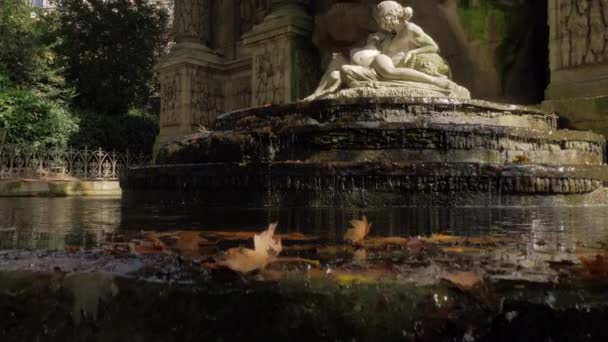 巴黎的卢森堡花园美第奇喷泉加勒蒂亚雕塑 — 图库视频影像