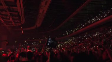 Işıklar konserinde dans seyirci