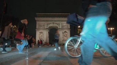 İnsanlar gece Paris Arc de Triomphe yakınındaki yaya geçidi