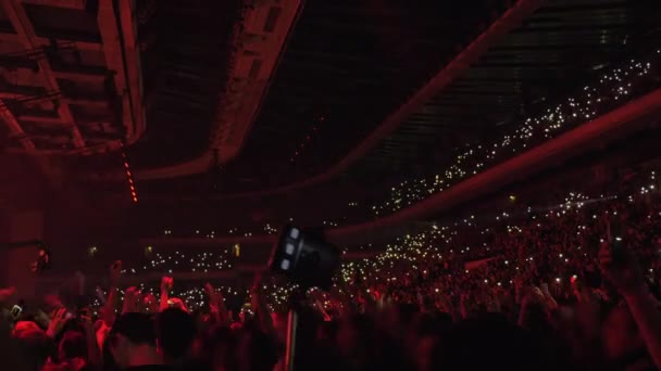 Publiken som dansar med lampor på konserten — Stockvideo