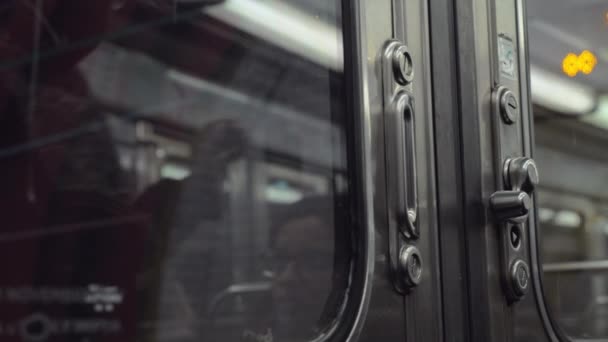 Женщина открывает двери и покидает поезд метро. Париж, Франция — стоковое видео