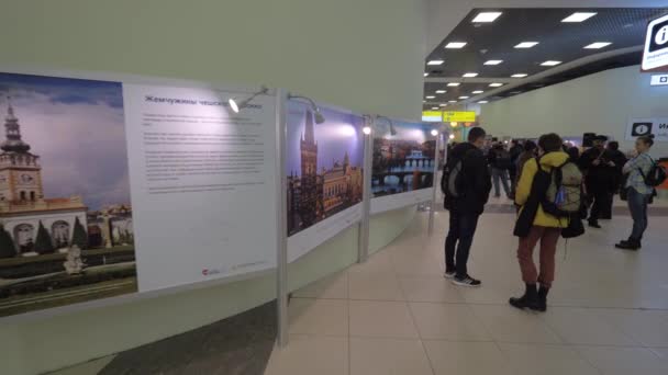 Visitantes en la exposición fotográfica de Praga en el aeropuerto de Sheremetyevo, Moscú — Vídeo de stock