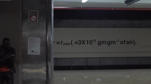 Zavírání dveří vlak metra, pohled do globálního oteplování rovnice metro v Paříži