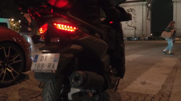 La gente y el tráfico de transporte en la noche París, vista con Arco del Triunfo — Vídeo de stock