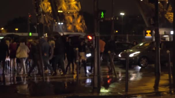 Fußgänger auf dem Zebrastreifen am regnerischen Abend. Paris, Frankreich — Stockvideo