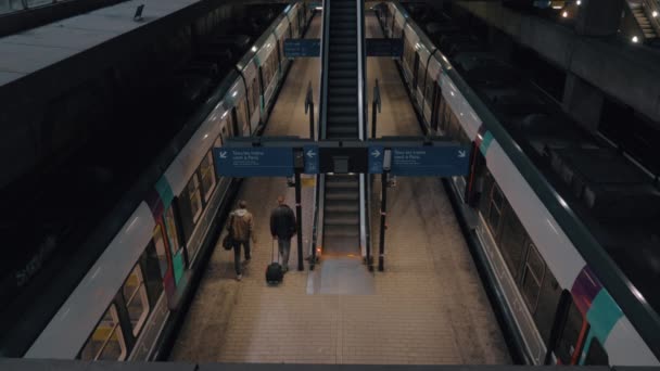 Железнодорожная платформа в аэропорту Шарля де Голля, Франция — стоковое видео