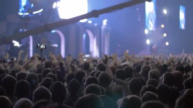 Konser kitlelerle ellerinizi kaldırın ve parlak sahne ışıkları