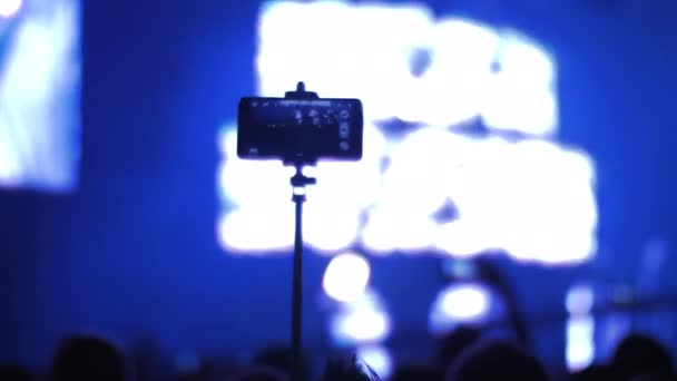 Concert met cellphone schieten — Stockvideo
