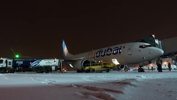FlyDubain lentokonetta valmistellaan yölennolle Sheremetyevon lentokentältä — kuvapankkivideo