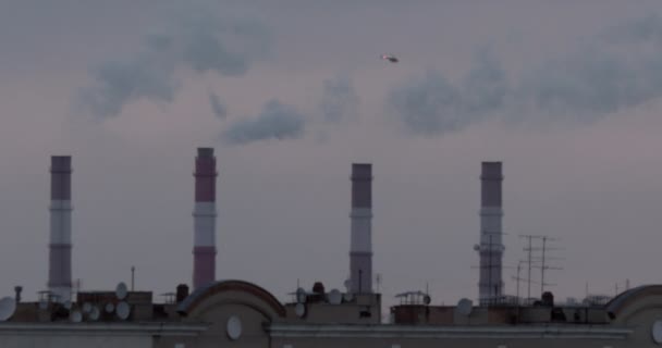 Rookvrije schoorstenen en een helikopter — Stockvideo