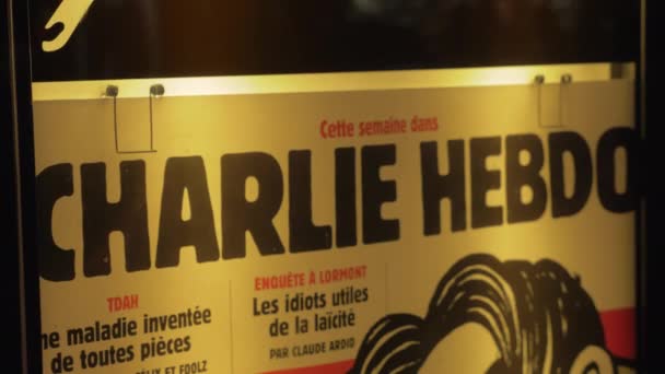 Έμβλημα του Σατιρικού περιοδικού Charlie Hebdo νύχτα δρόμο του Παρισιού, Γαλλία — Αρχείο Βίντεο