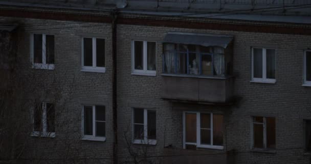 Ladrillo fachada del edificio de apartamentos — Vídeos de Stock