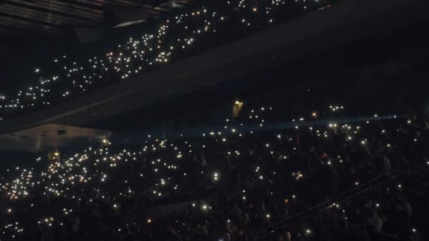 Sala de concerte aglomerată, oameni cu lumini în întuneric — Videoclip de stoc