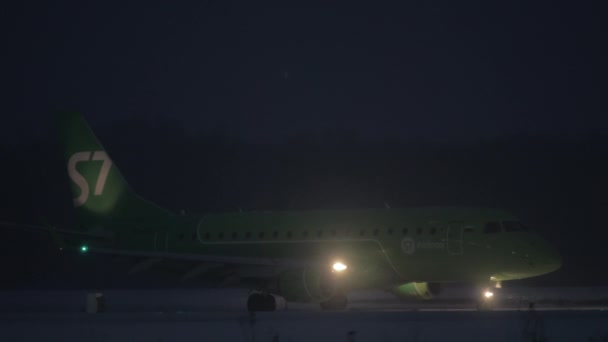 S7 Airlines samolotu na pasie startowym po wylądowaniu w nocy — Wideo stockowe