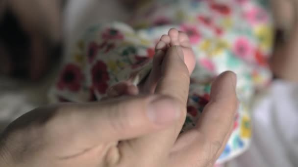 Grand-père touchant les pieds de bébé — Video