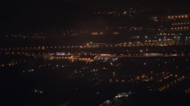 Vista do avião voando sobre a cidade noturna — Vídeo de Stock