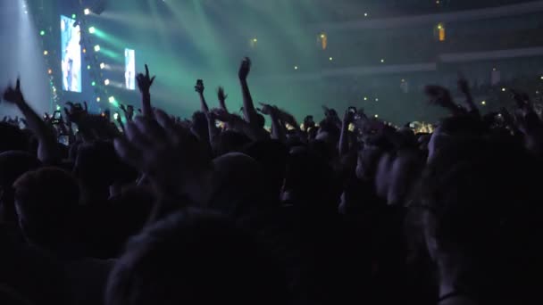 Zsúfolt music hall izgatott táncoló közönség — Stock videók