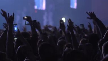 Konserde dans dinç ve heyecanlı müzik hayranları