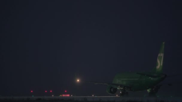Noc wyjścia z S7 Airlines samolotu — Wideo stockowe