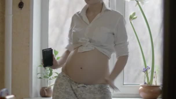 Rolig Dans av en gravid kvinna — Stockvideo