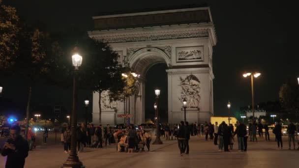 Vista noturna de Paris com pessoas caminhando na praça perto do Arco do Triunfo — Vídeo de Stock
