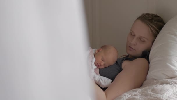 Ung mamma sova med nyfödda dotter — Stockvideo