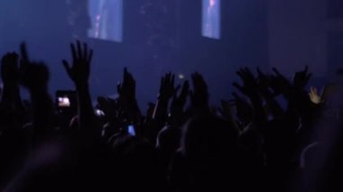 İnsanlar, rock konseri ile eller yukarı sahne ışıkları ile göster