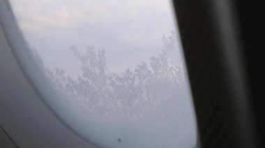 Uçak uçan ışığının dondurulmuş cam
