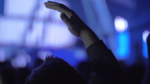 Музыкальный фанат с рукой на концерте — стоковое видео