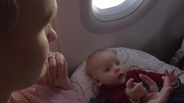 Madre e il suo bambino si rilassano in aereo — Video Stock