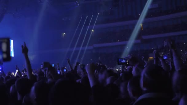 Podekscytowany taniec publiczność z telefonów komórkowych do strzelać koncert — Wideo stockowe