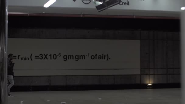 Hombre esperando el tren del metro en la estación con ecuación de calentamiento global, París — Vídeos de Stock