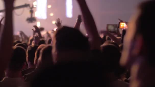 Público animado e luzes brilhantes do palco — Vídeo de Stock