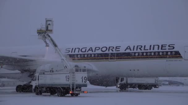 Descongelamento de avião antes da partida no inverno à noite — Vídeo de Stock