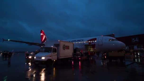 Timelapse des travailleurs finissant le chargement des bagages sur l'avion de Czech Airlines — Video