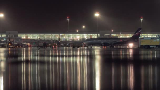 Scheremetjewo Flughafen in der Nacht, Moskau. Schlepper zieht Aeroflot-Flugzeug — Stockvideo