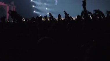Kalabalık elleri ile Müzik Festivali'nde dans