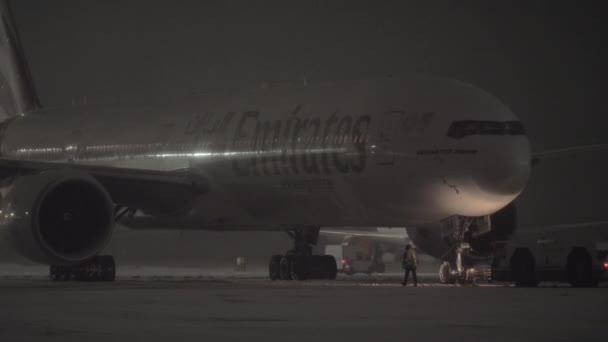 Pushback do avião da Emirates na noite de inverno — Vídeo de Stock