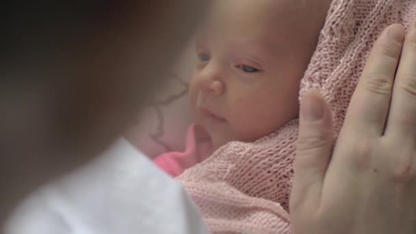 生まれたばかりの赤ちゃんを持つ母親の瞬間に触れる — ストック動画