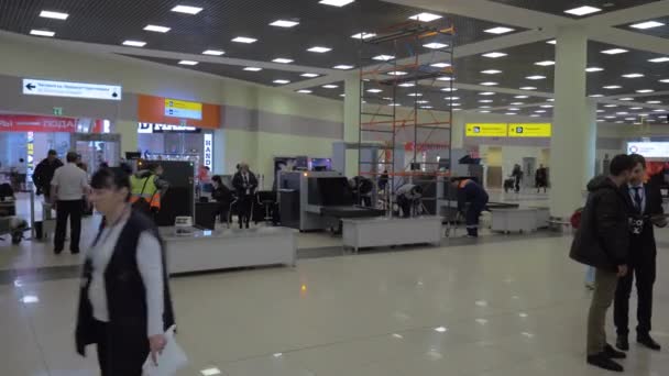 In de terminal van Sheremetyevo Airport, Moskou — Stockvideo