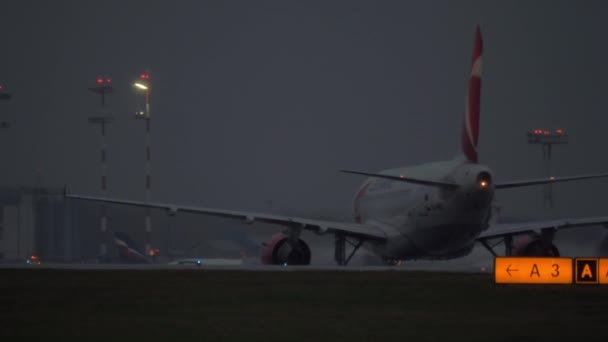 Flugzeuge tschechischer Fluggesellschaften auf dem Rollfeld. Abfahrt vom Flughafen Scheremetjewo, Moskau — Stockvideo